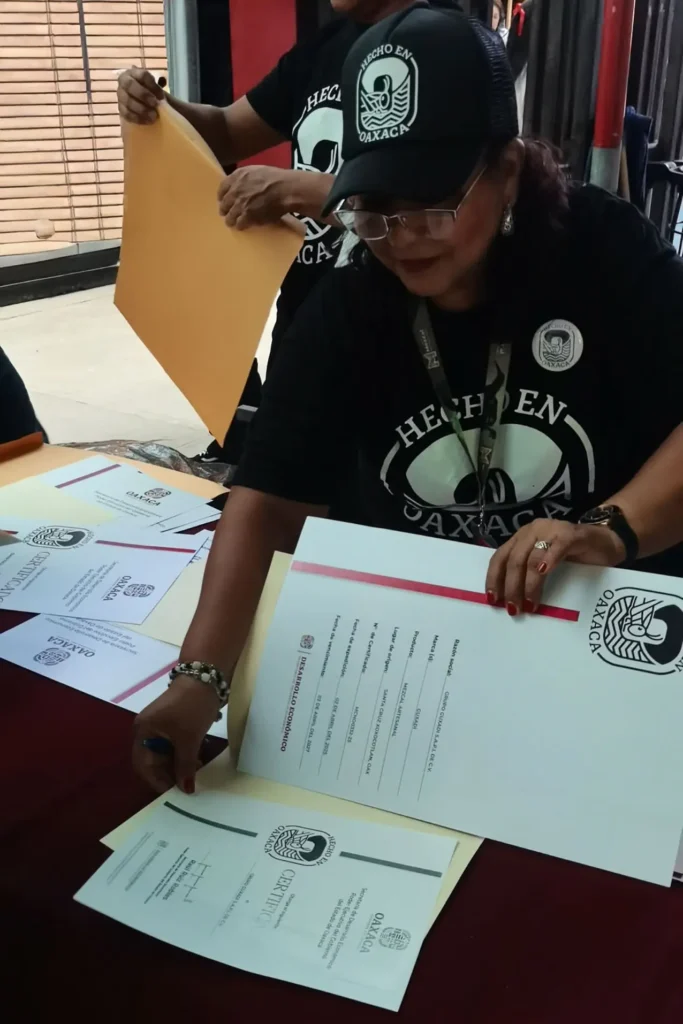 Entrega de certificados Hecho en Oaxaca durante evento de certificación local