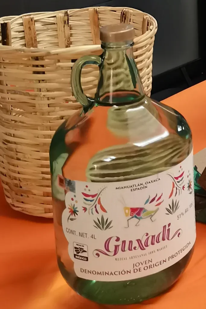 Botella de 4lt. de mezcal Guxadi artesanal con etiqueta de denominación de origen