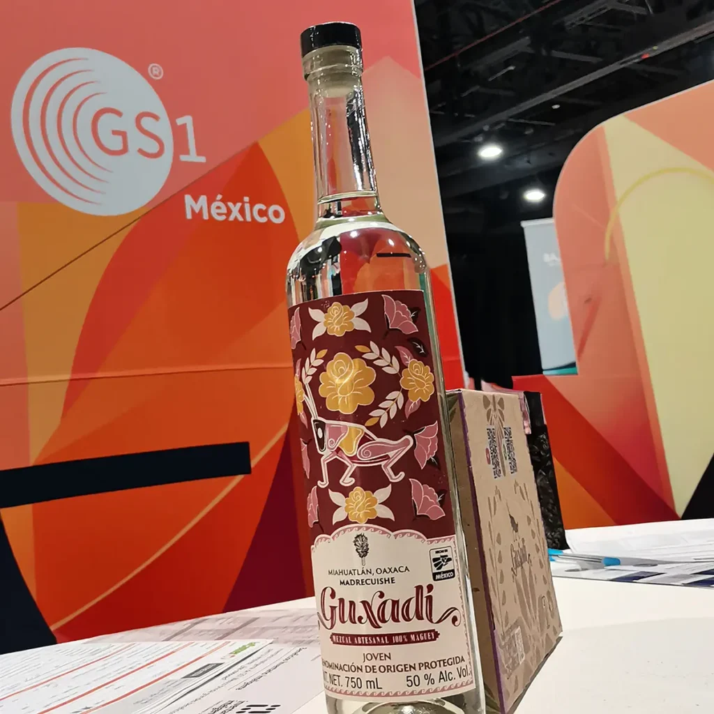 Bouteille de mezcal Guxadi Madrecuishe 750 ml exposée lors d’un événement GS1 au Mexique.